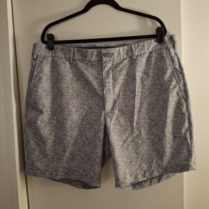 PGA Tour Men's Light Gray And White Geometric Patterned Shorts